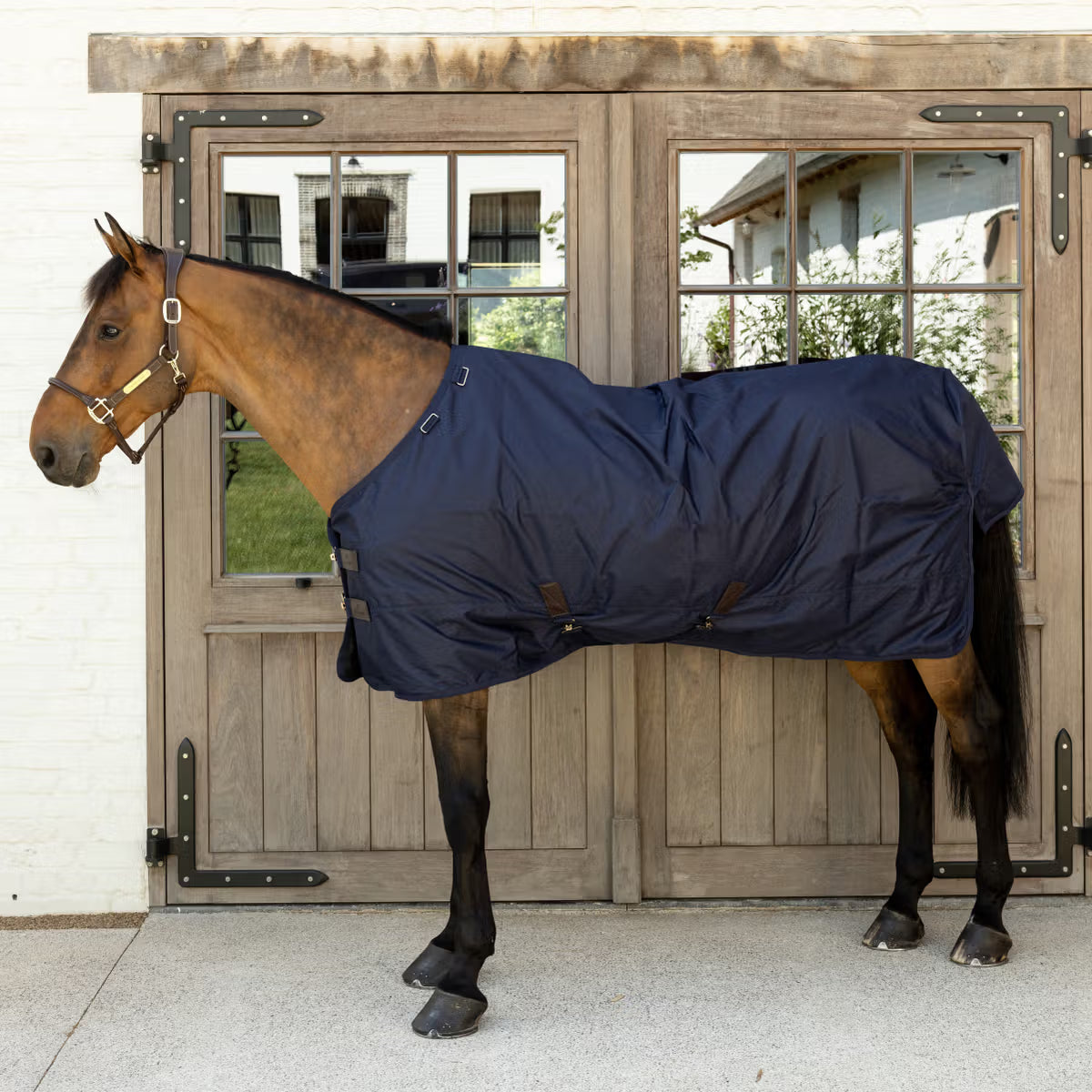 Kentucky Classic 0g horse turnout rug with cross surcingles and tail cord.