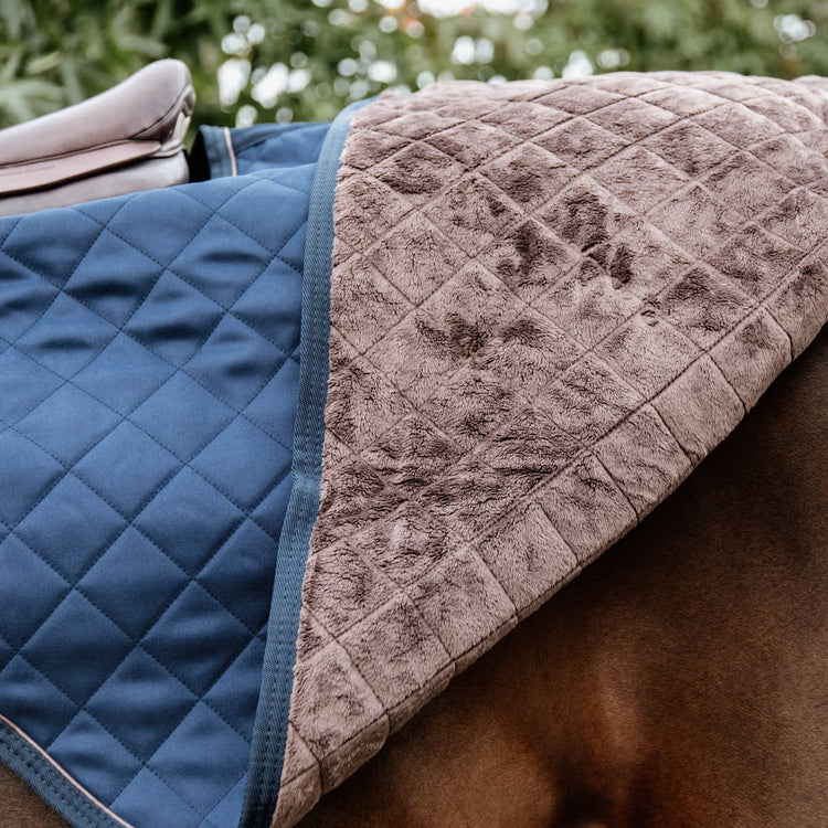 Warm horse riding sheet with 160g filling for colder months.