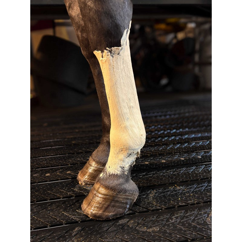 Ready to use recovery clay for horses