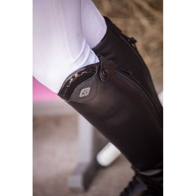 Kids riding boots with back zip and stretch calf panel for a secure and flexible fit.