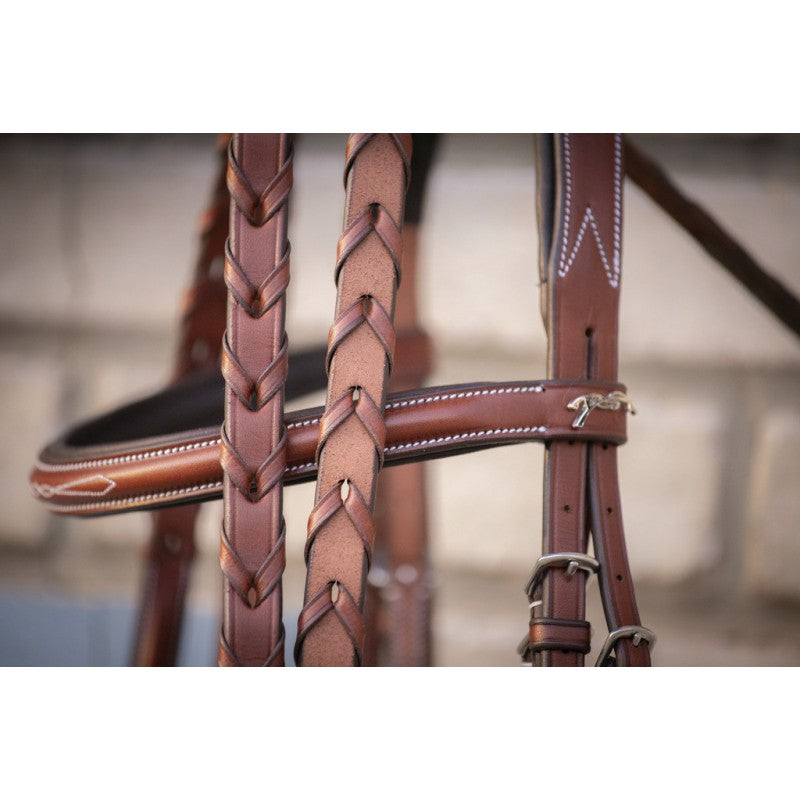 Leather reins for hunter riding with a traditional slim and elegant appearance.