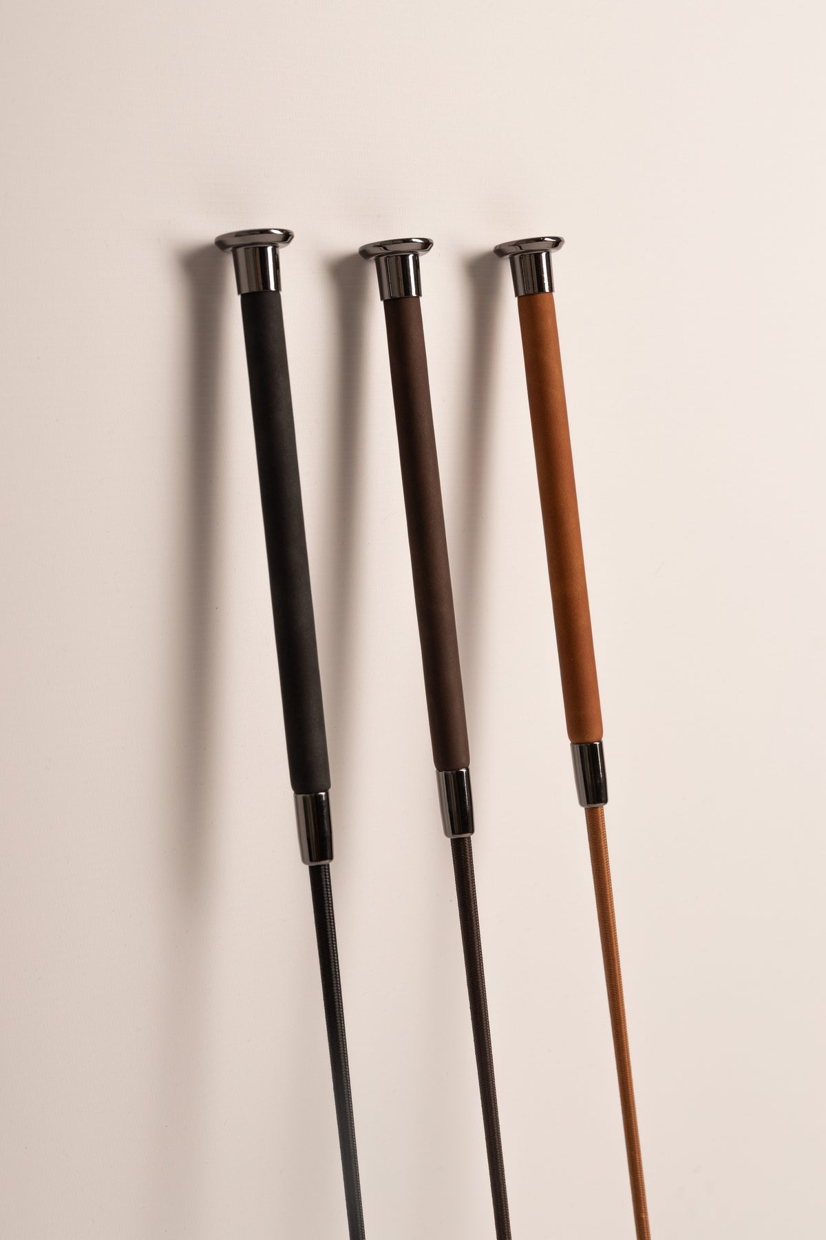 Lightweight jumping whip with a soft artificial leather handle for controlled use