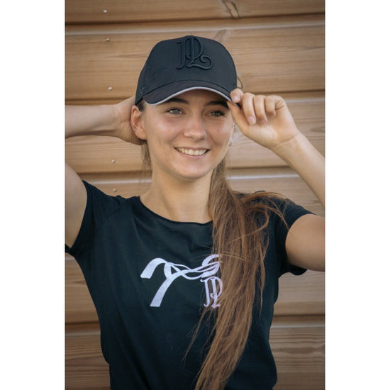 Penelope equestrian mesh cap for comfortable wear at the stable and during leisure time.
