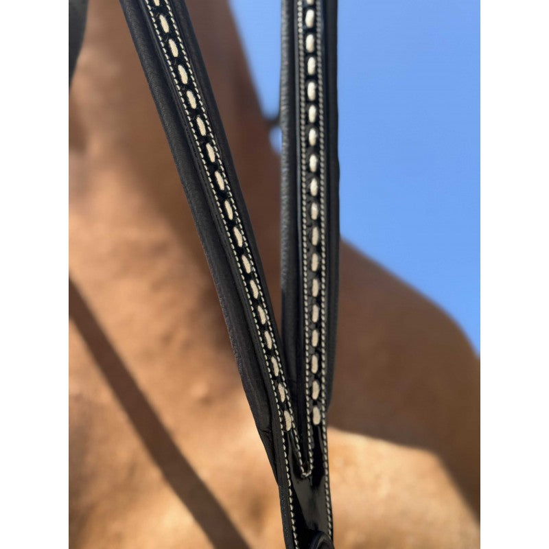 Penelope Point Sellier adjustable martingale with practical buckle for a personalised fit.