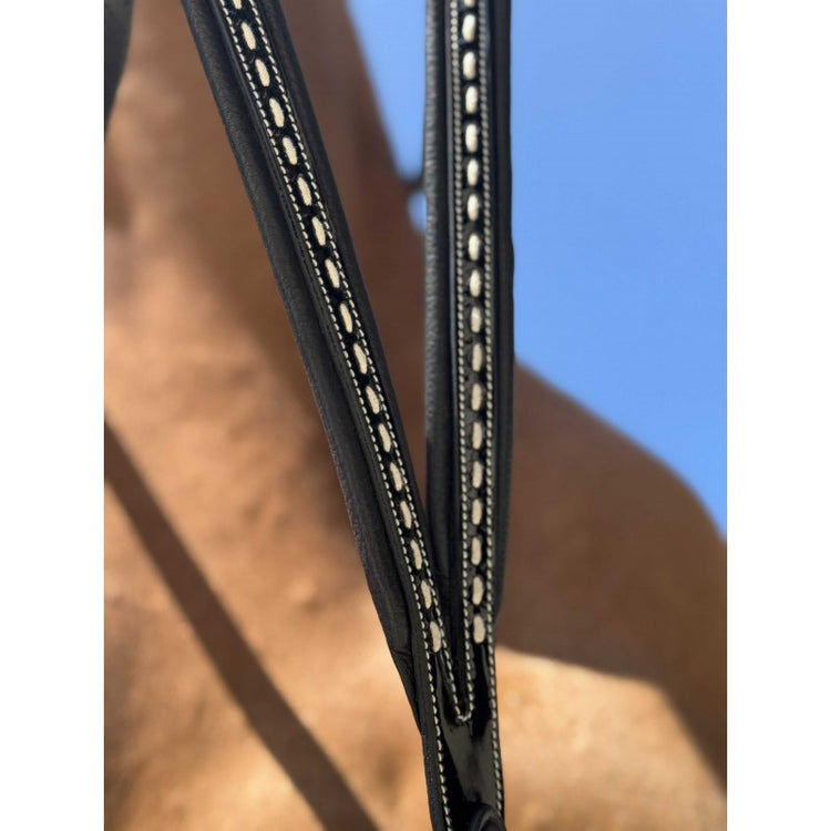 Penelope Point Sellier adjustable martingale with practical buckle for a personalised fit.