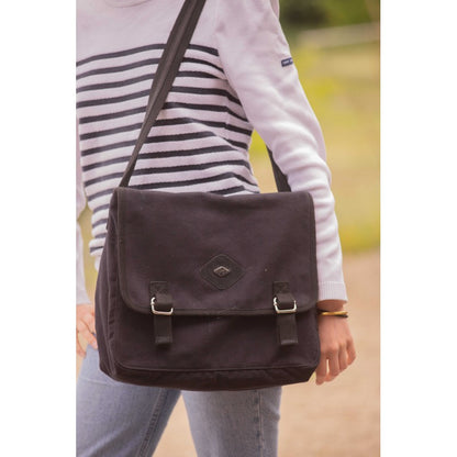 Penelope US shoulder bag with wide adjustable leather strap for comfortable carrying.