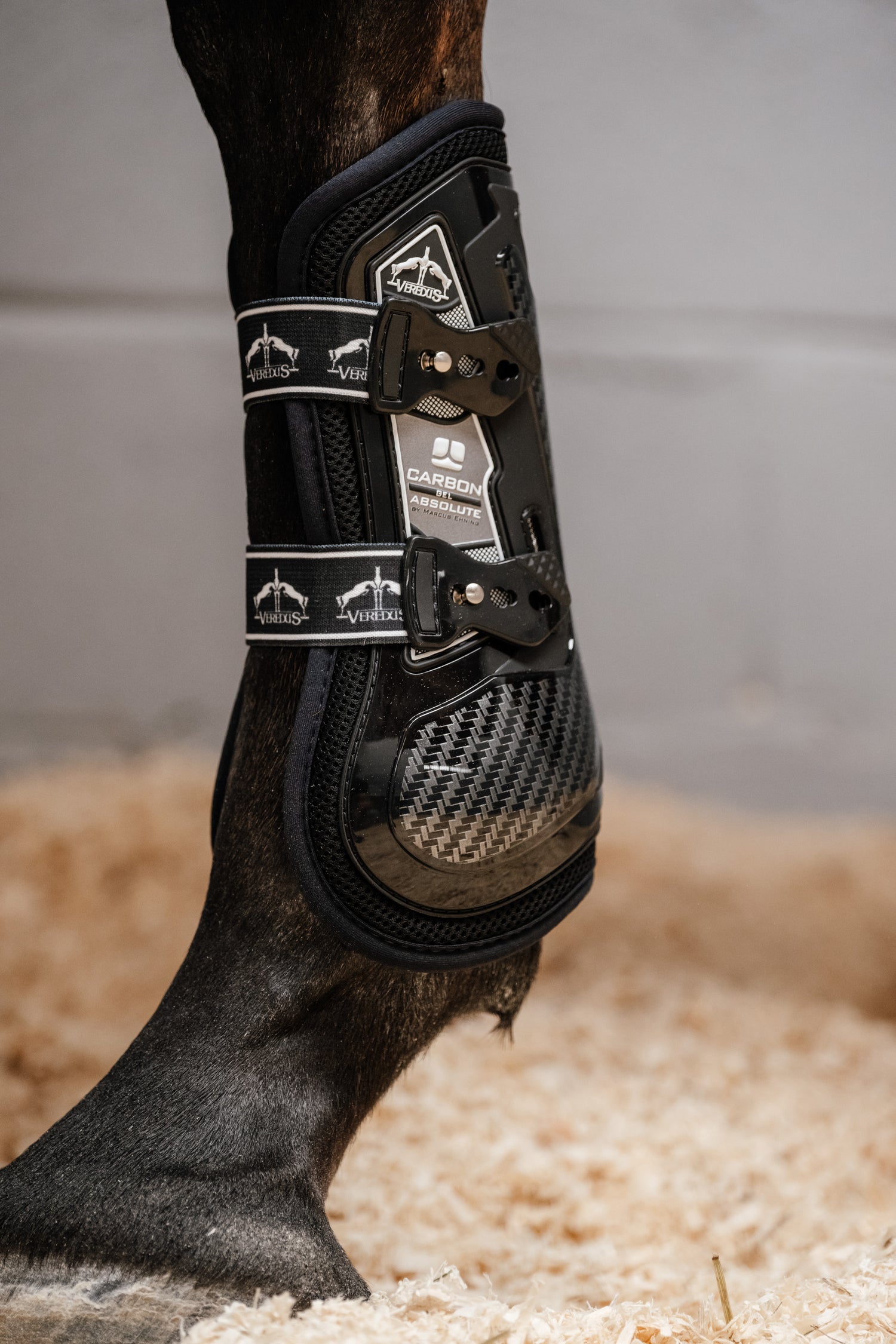Front tendon boots with carbon protection