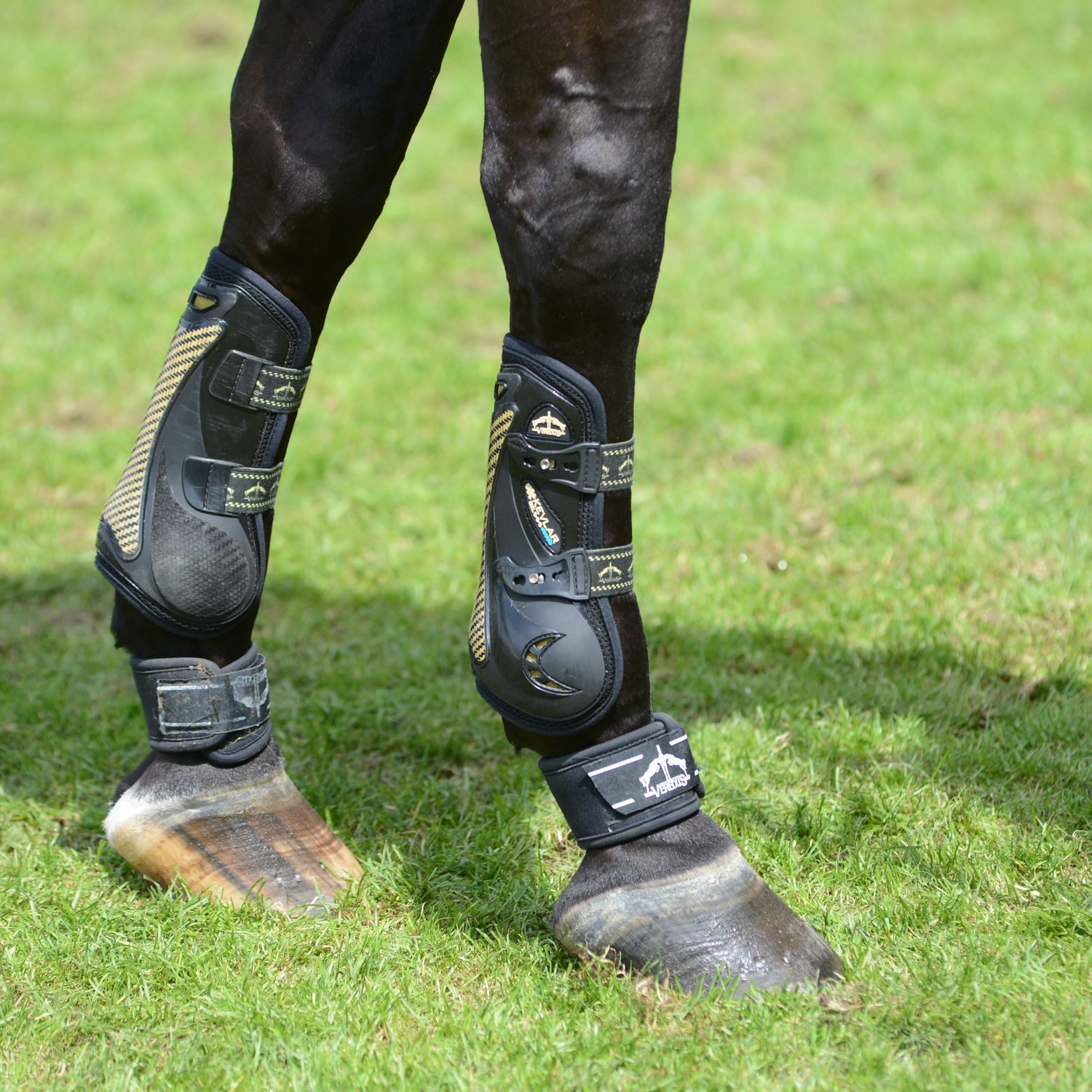 Ergonomic pastern protection for horses