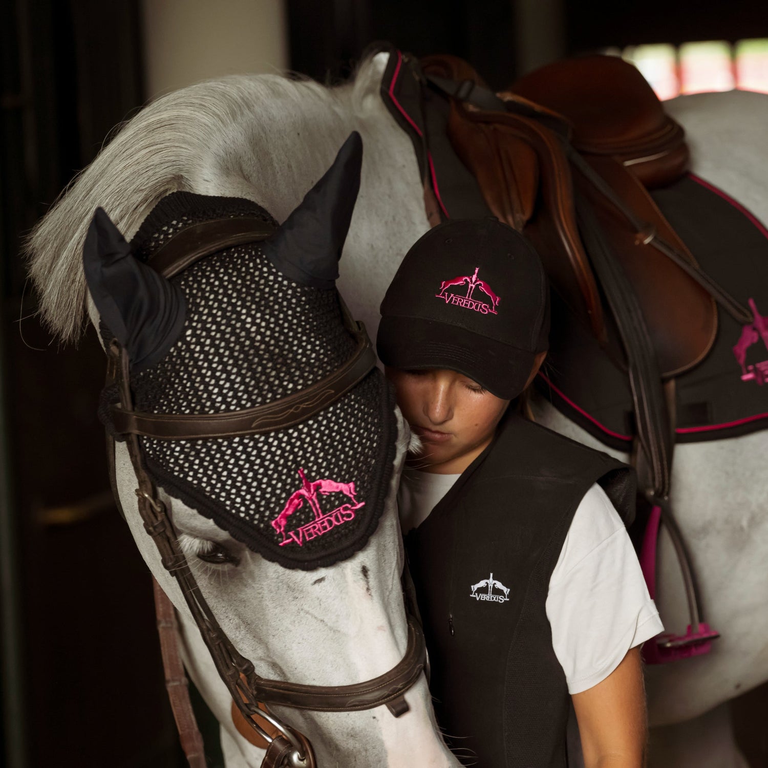 Adjustable Veredus cap for stable and competition use