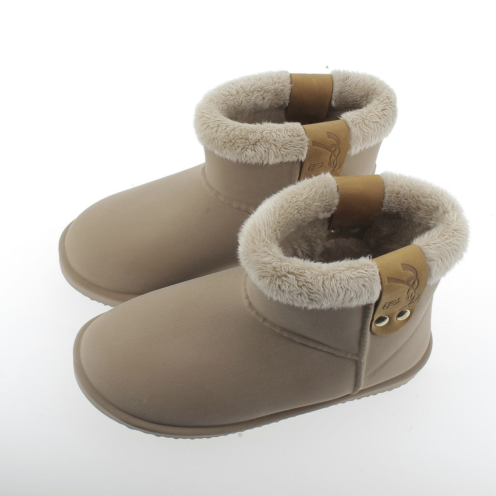 Warm women’s equestrian boots designed for cold days at the stable.