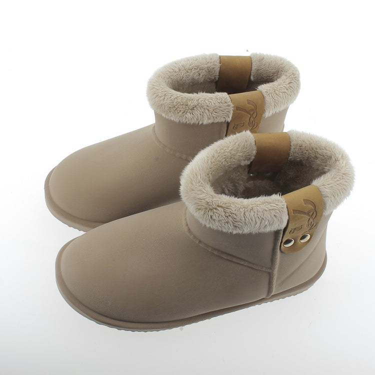 Warm women’s equestrian boots designed for cold days at the stable.