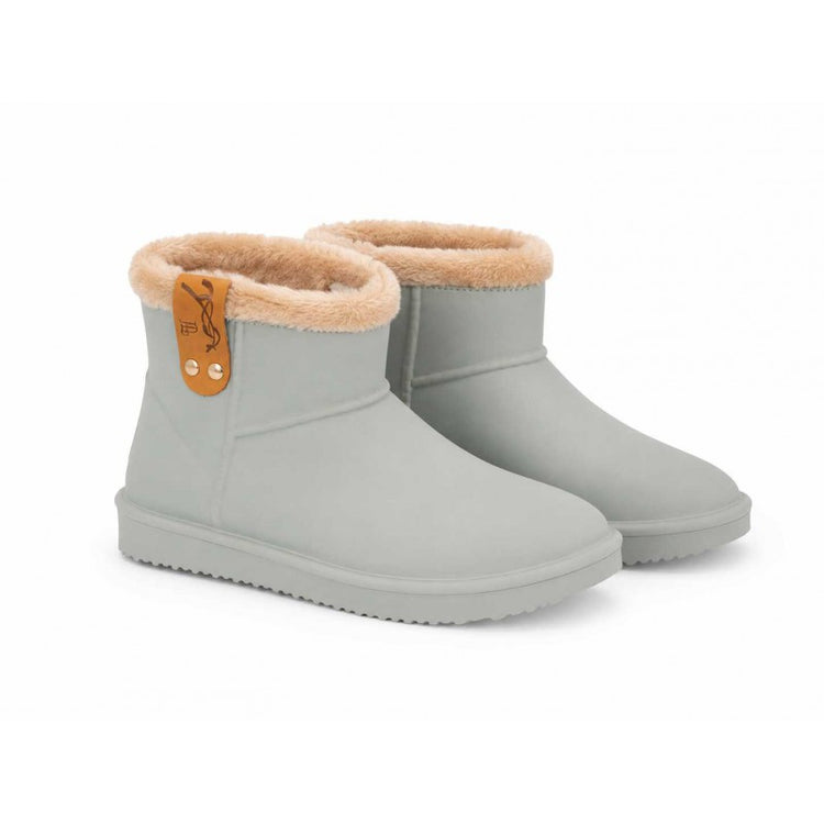 Warm equestrian winter boots with thick insulating sole.