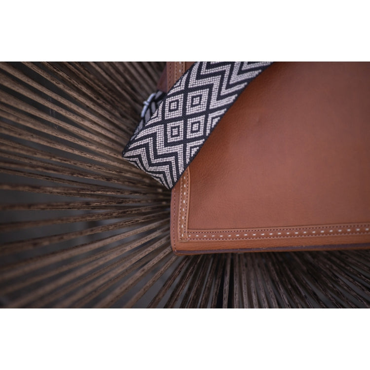 Women’s leather shoulder bag with practical inner zipped pocket.