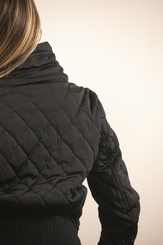 Women’s stable bomber jacket with practical press-button pockets.