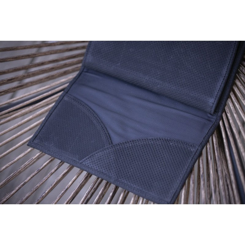 Women’s wallet with zipped coin pocket and spacious compartments.
