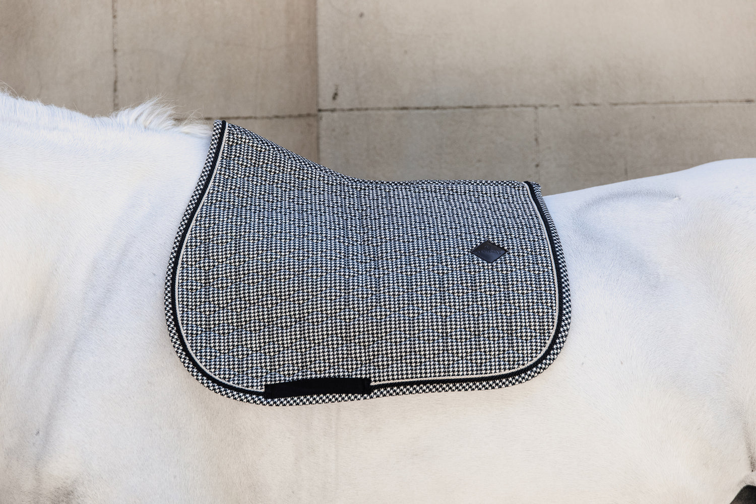 Best saddle blanket for grey horses