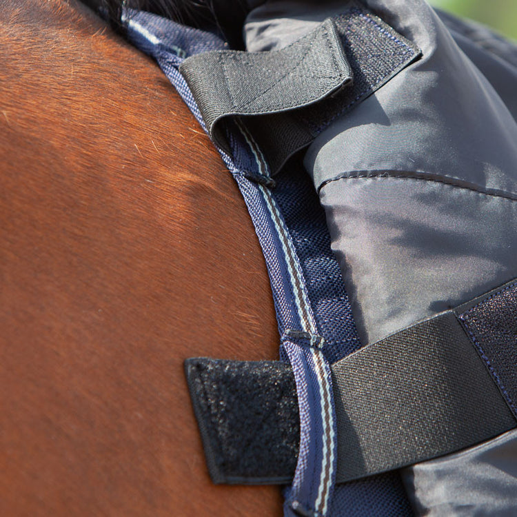 Heavyweight turnout rug with detachable neck