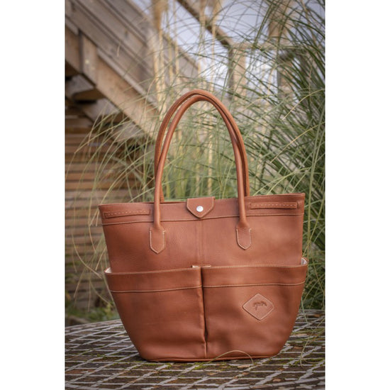 Penelope Maisons Laffitte Grooming Bag made from leather with multiple storage pockets.