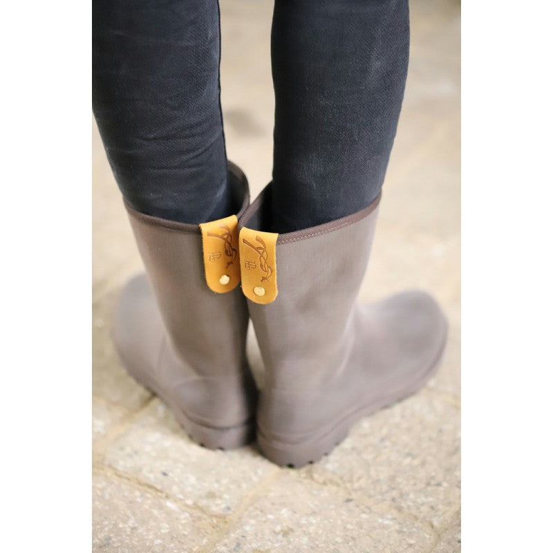 Penelope rain boots for horse riders at the stable and paddock.