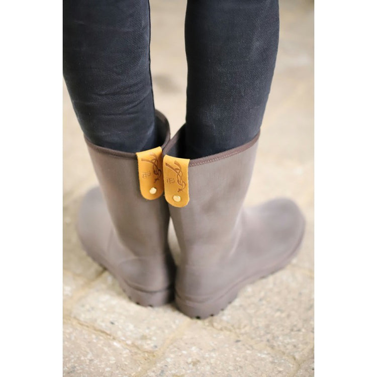 Penelope rain boots for horse riders at the stable and paddock.