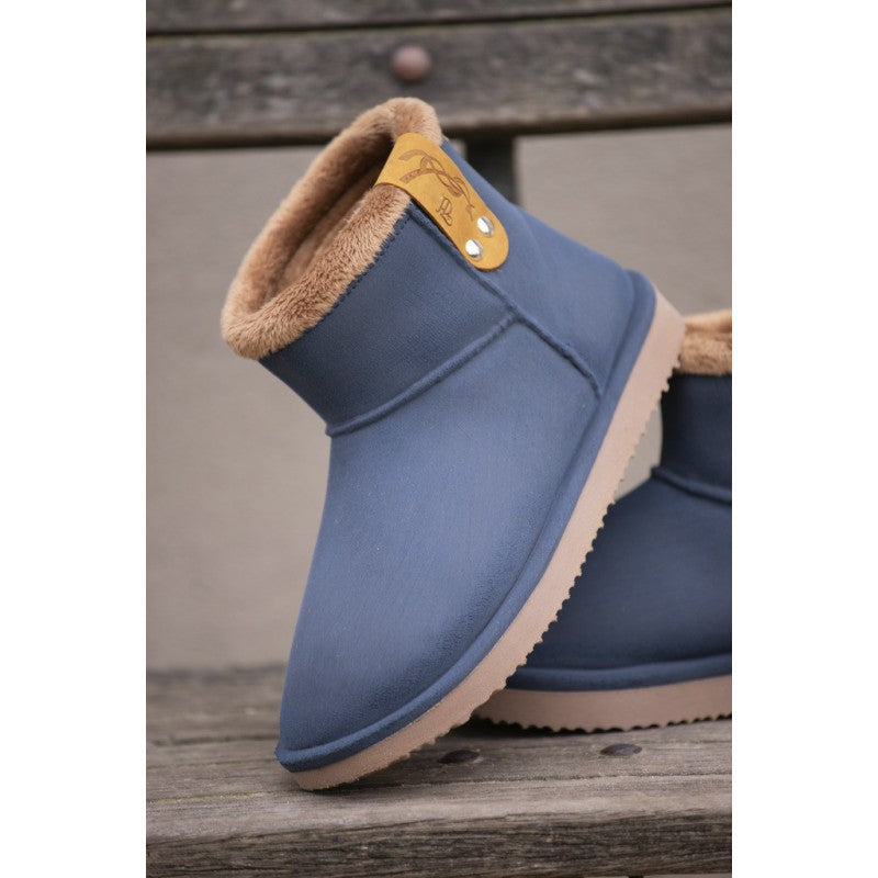 Women’s horse riding winter boots for cold-weather equestrian wear.